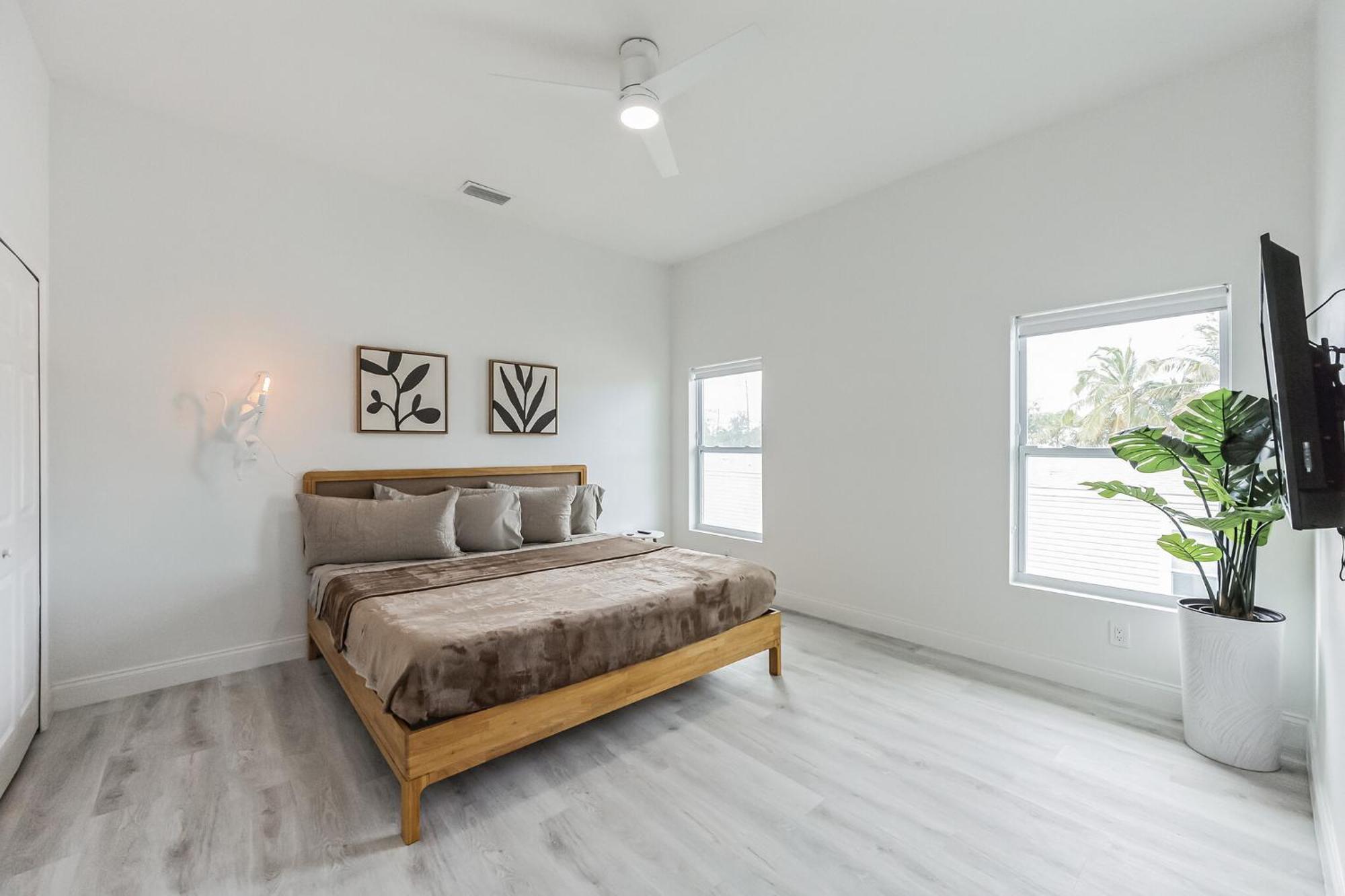New 2br 2ba Modern Botanical Canvas * Naples