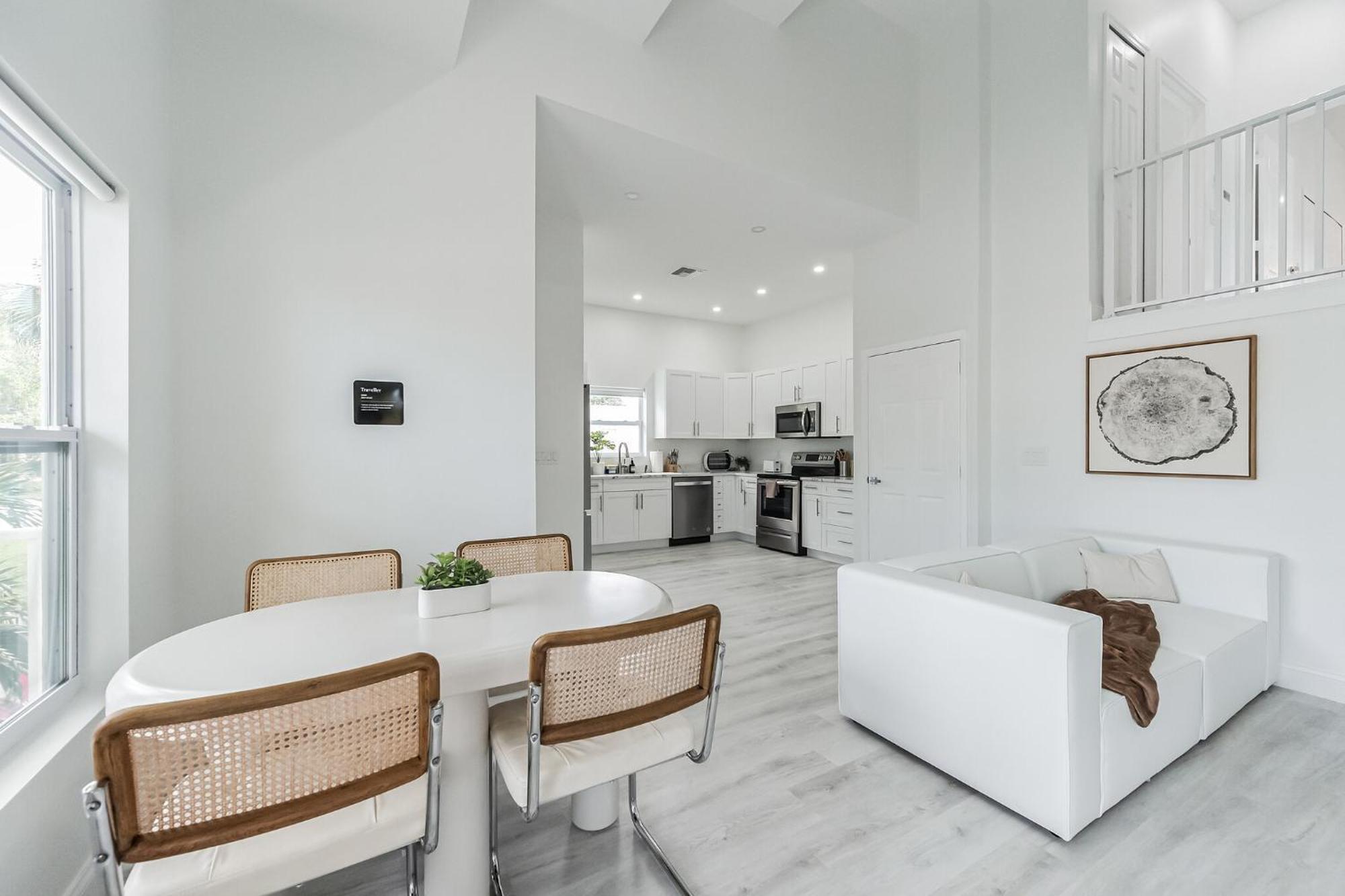 Holiday home New 2br 2ba Modern Botanical Canvas