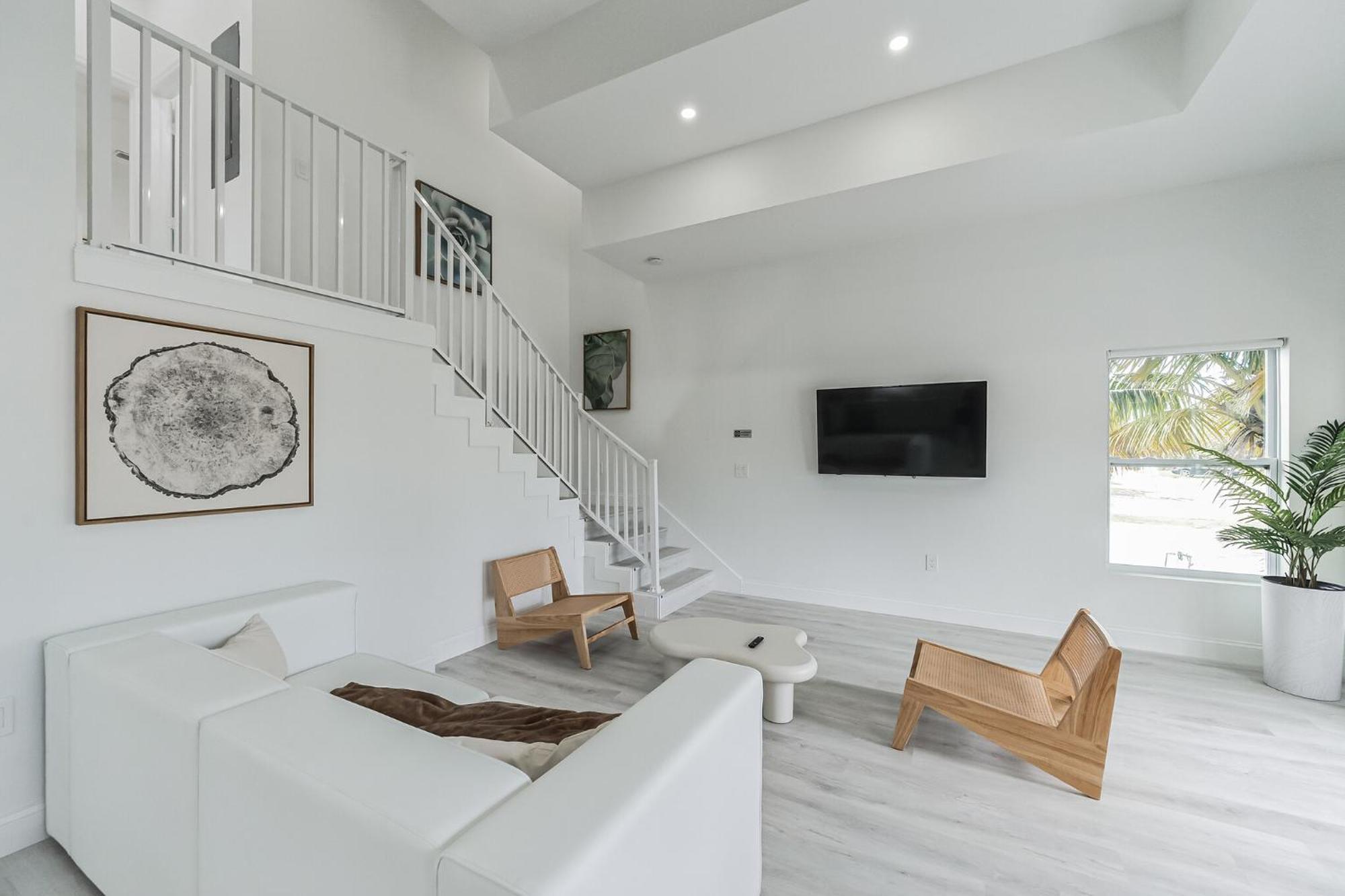 New 2br 2ba Modern Botanical Canvas Holiday home *