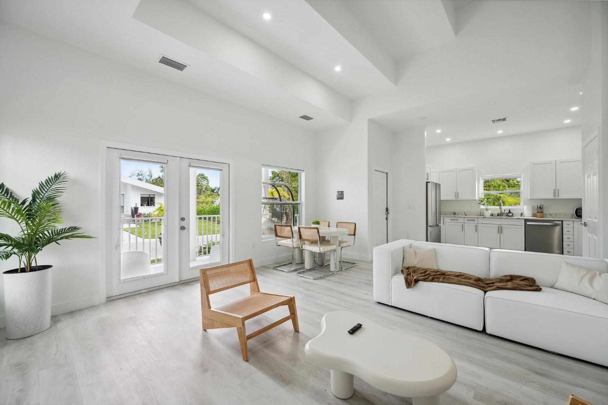 New 2br 2ba Modern Botanical Canvas Holiday home