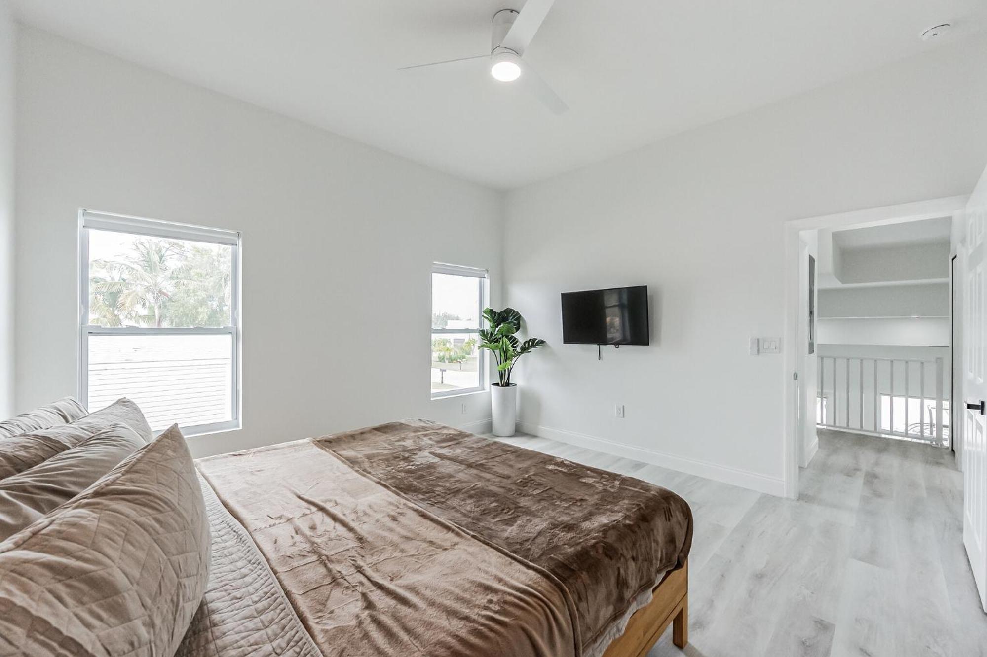 New 2br 2ba Modern Botanical Canvas Holiday home