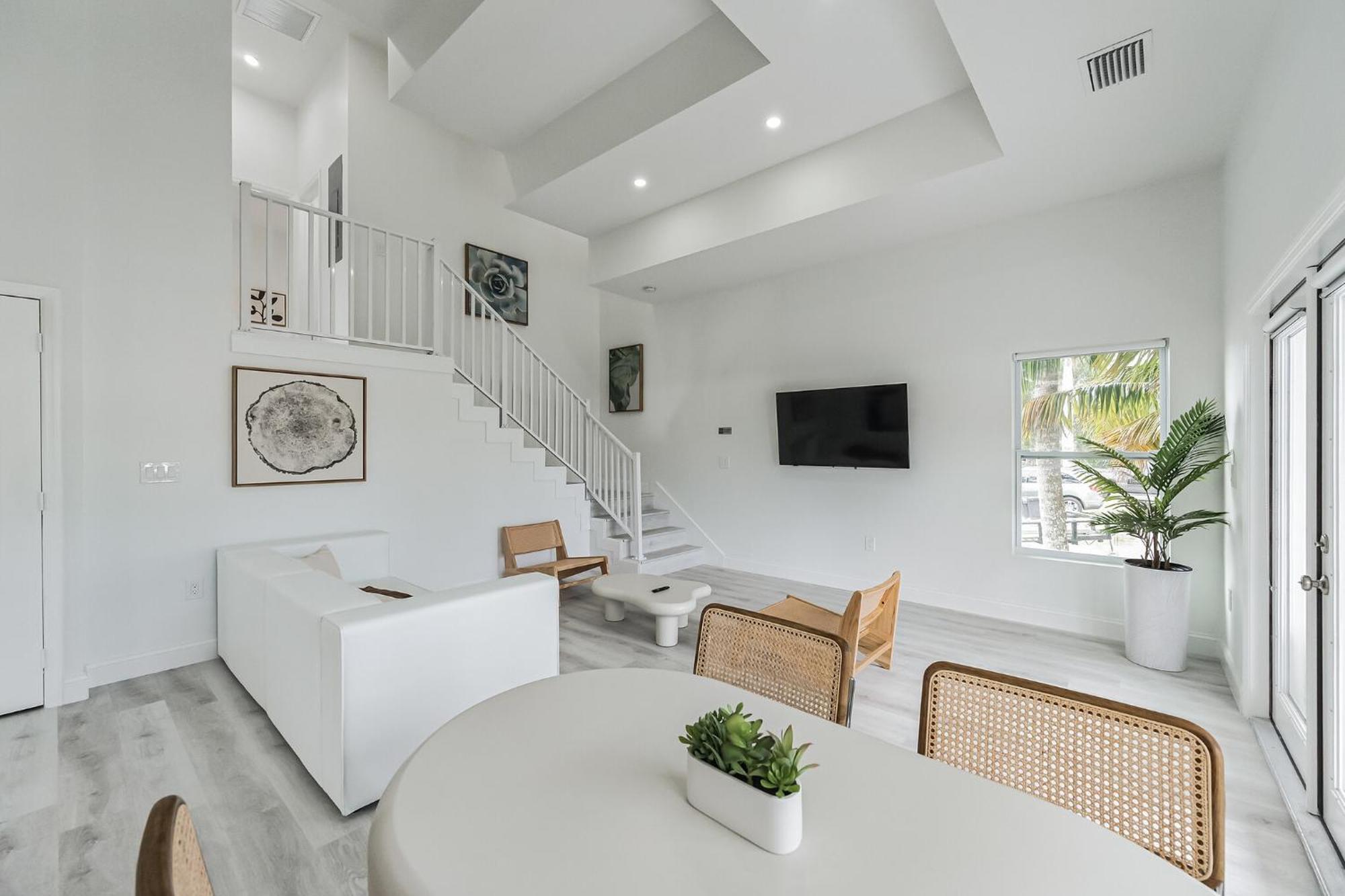 New 2br 2ba Modern Botanical Canvas Holiday home