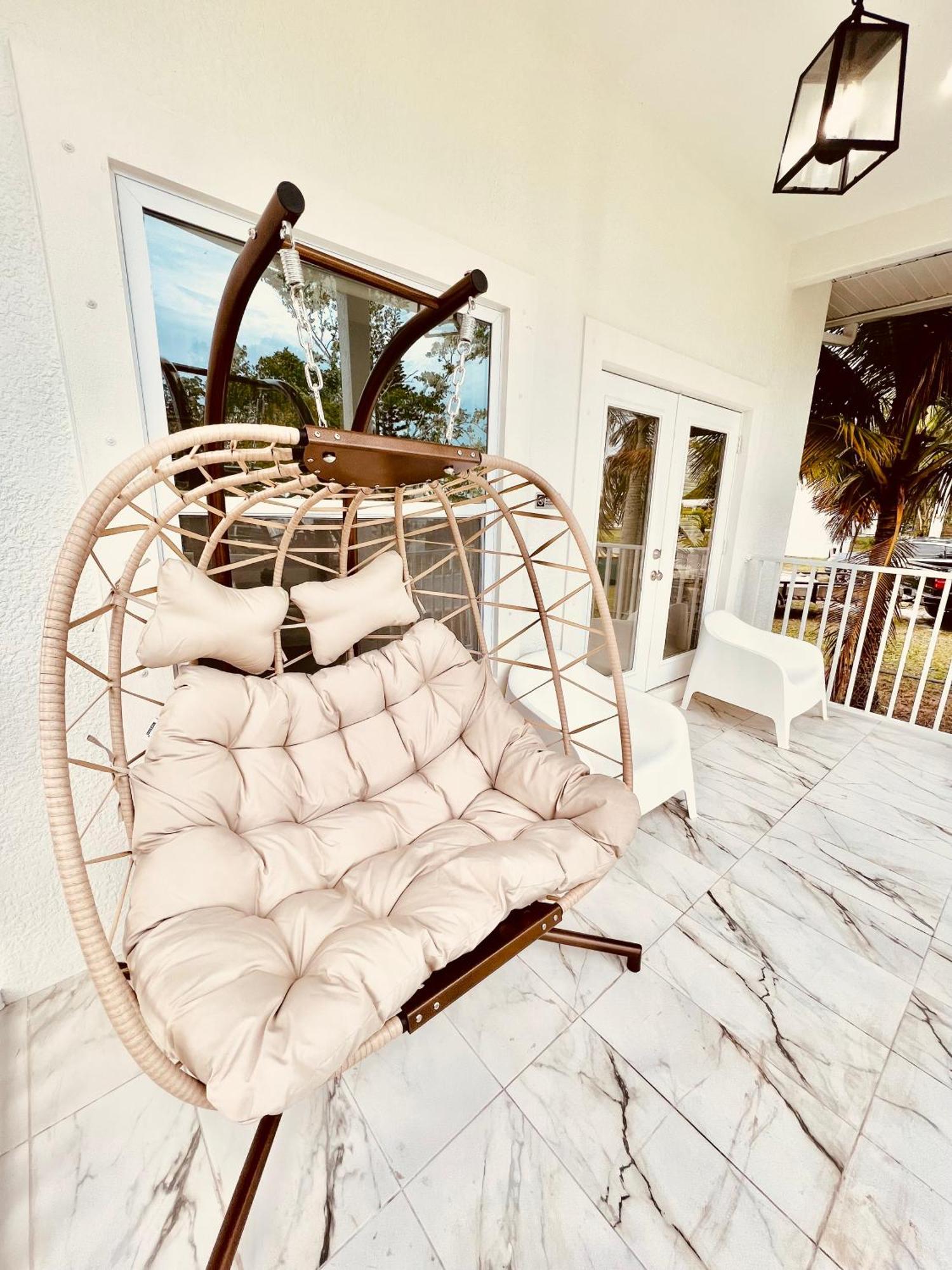 New 2br 2ba Modern Botanical Canvas Holiday home Naples