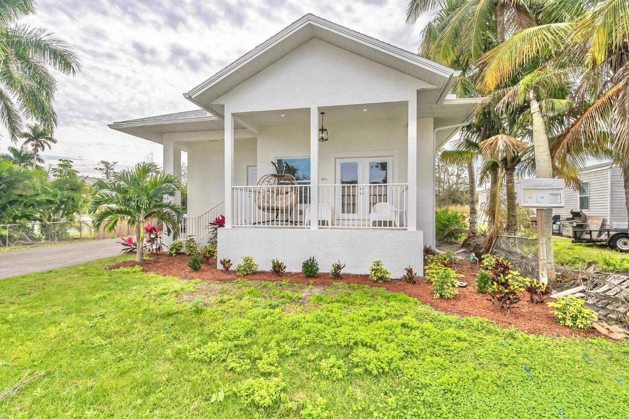 New 2br 2ba Modern Botanical Canvas Holiday home *
