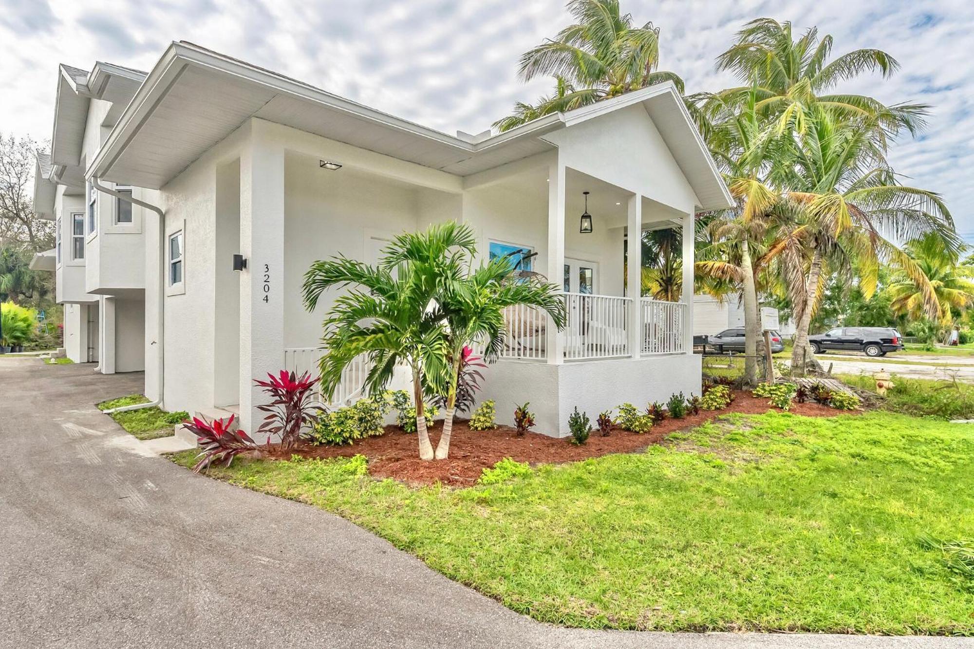 Holiday home New 2br 2ba Modern Botanical Canvas *