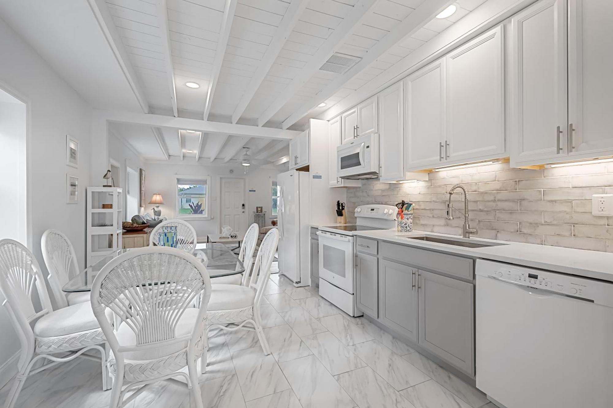 Jan Sale! 1 Mile To The Beach! - Paradise Point-salt Water Pool!