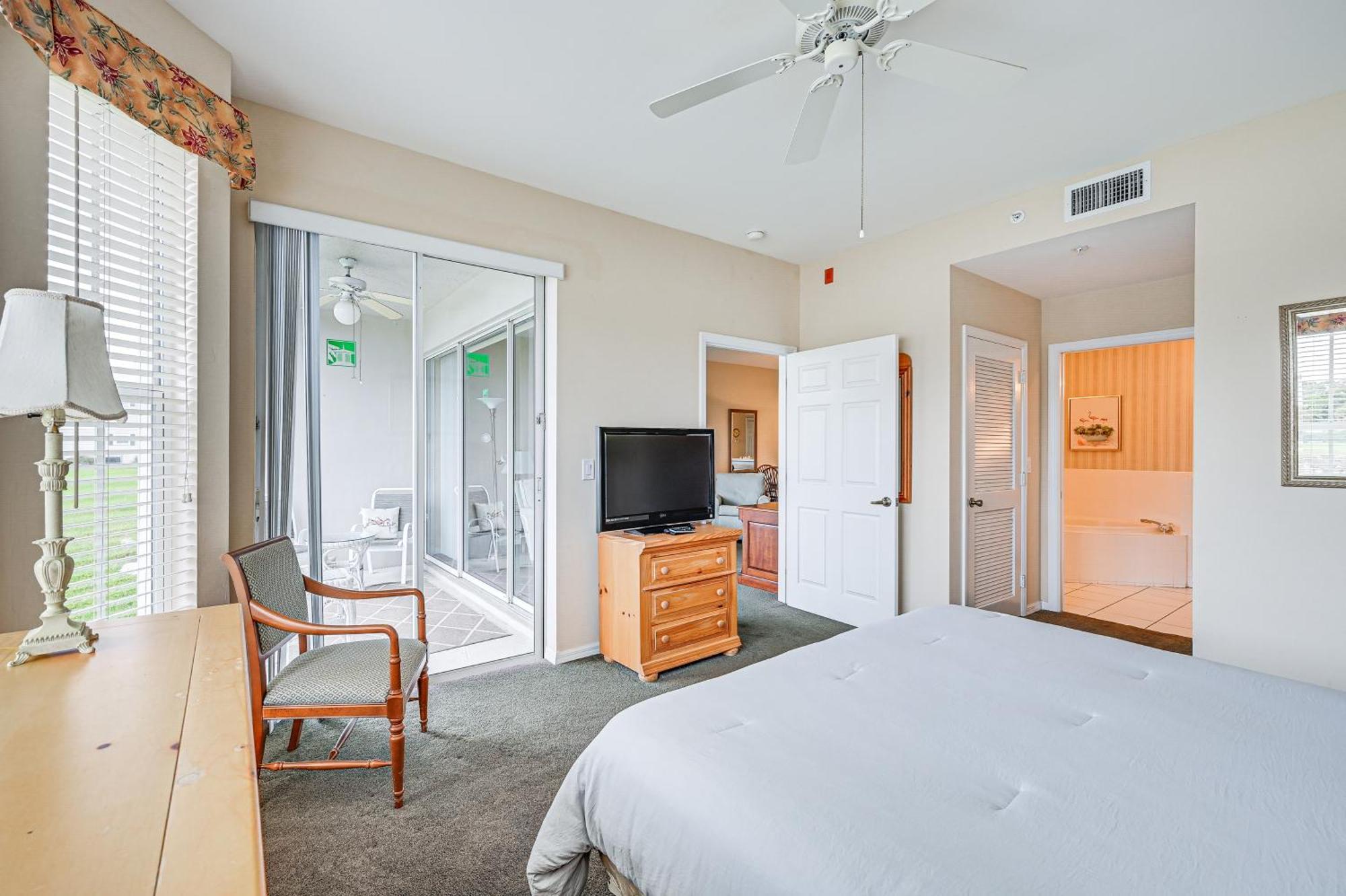With Pond Views And Patio - Near Golf! * Naples