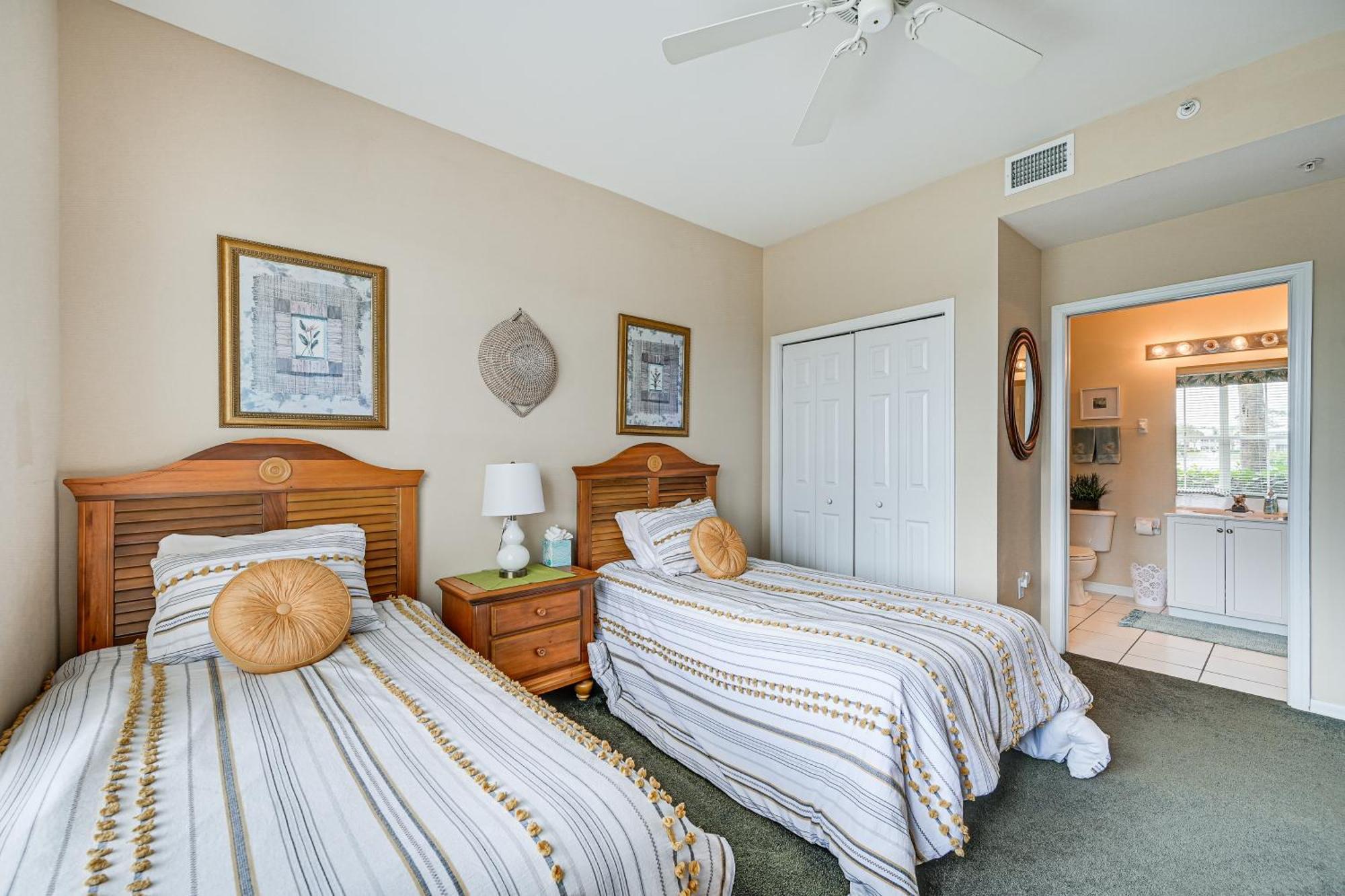 With Pond Views And Patio - Near Golf! Apartment