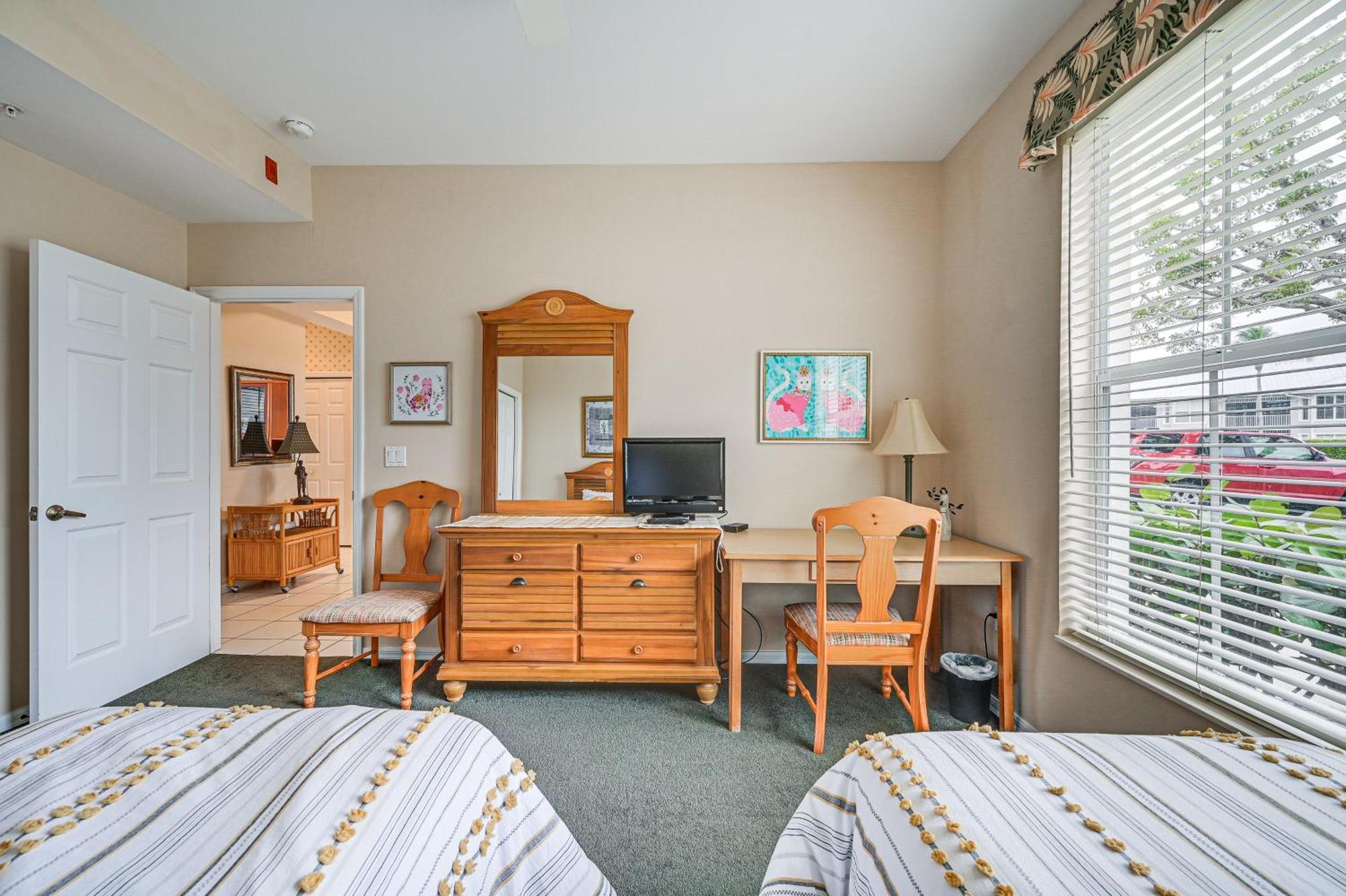 With Pond Views And Patio - Near Golf! Apartment Naples