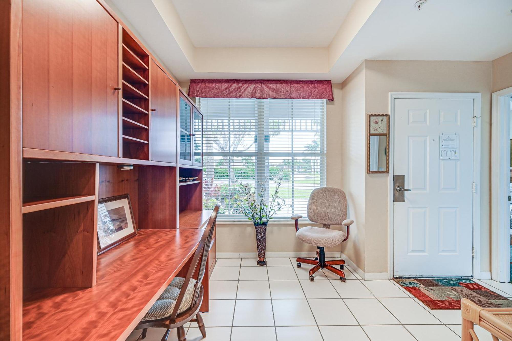 With Pond Views And Patio - Near Golf! Apartment *