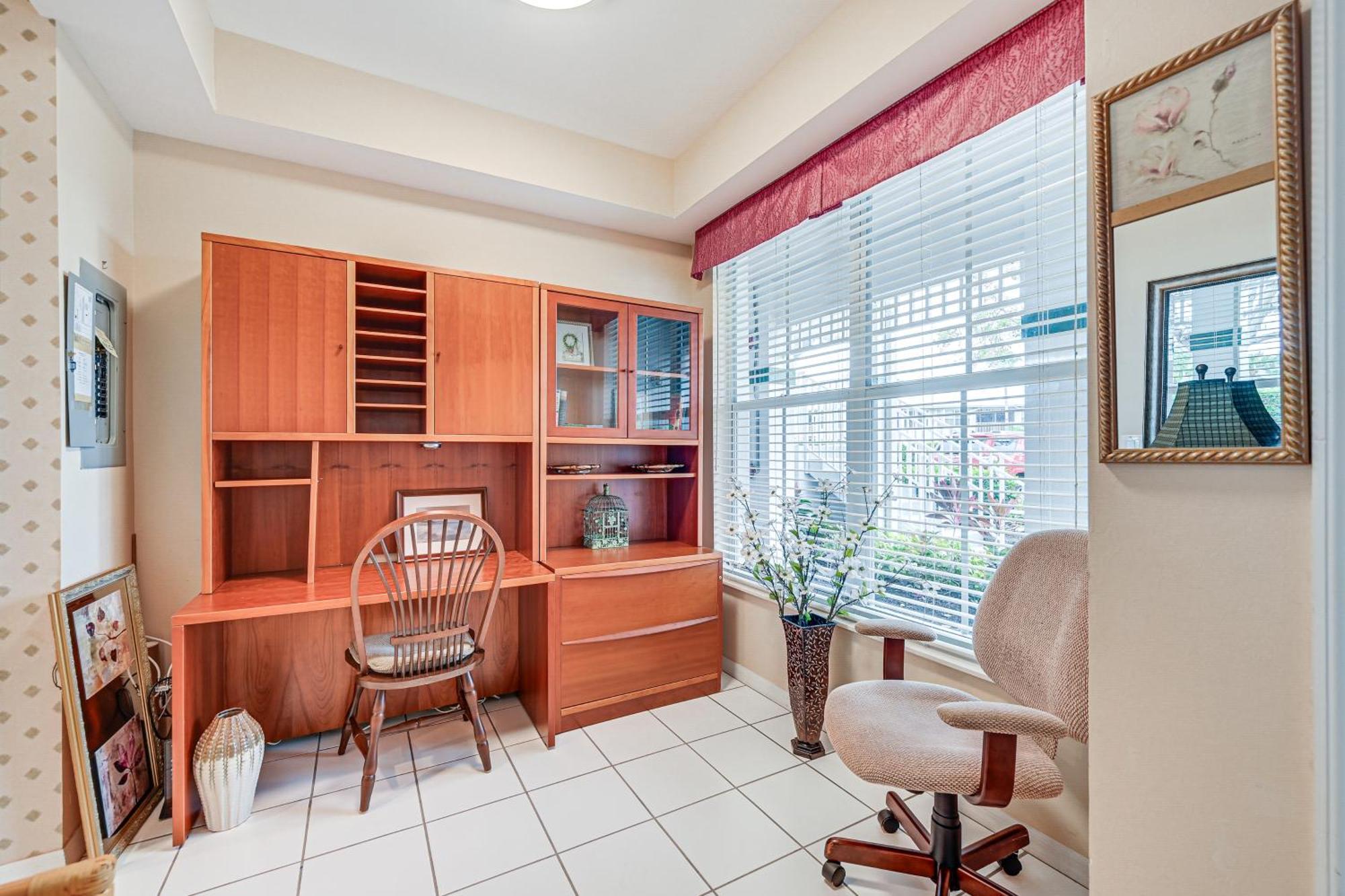 With Pond Views And Patio - Near Golf! Apartment *