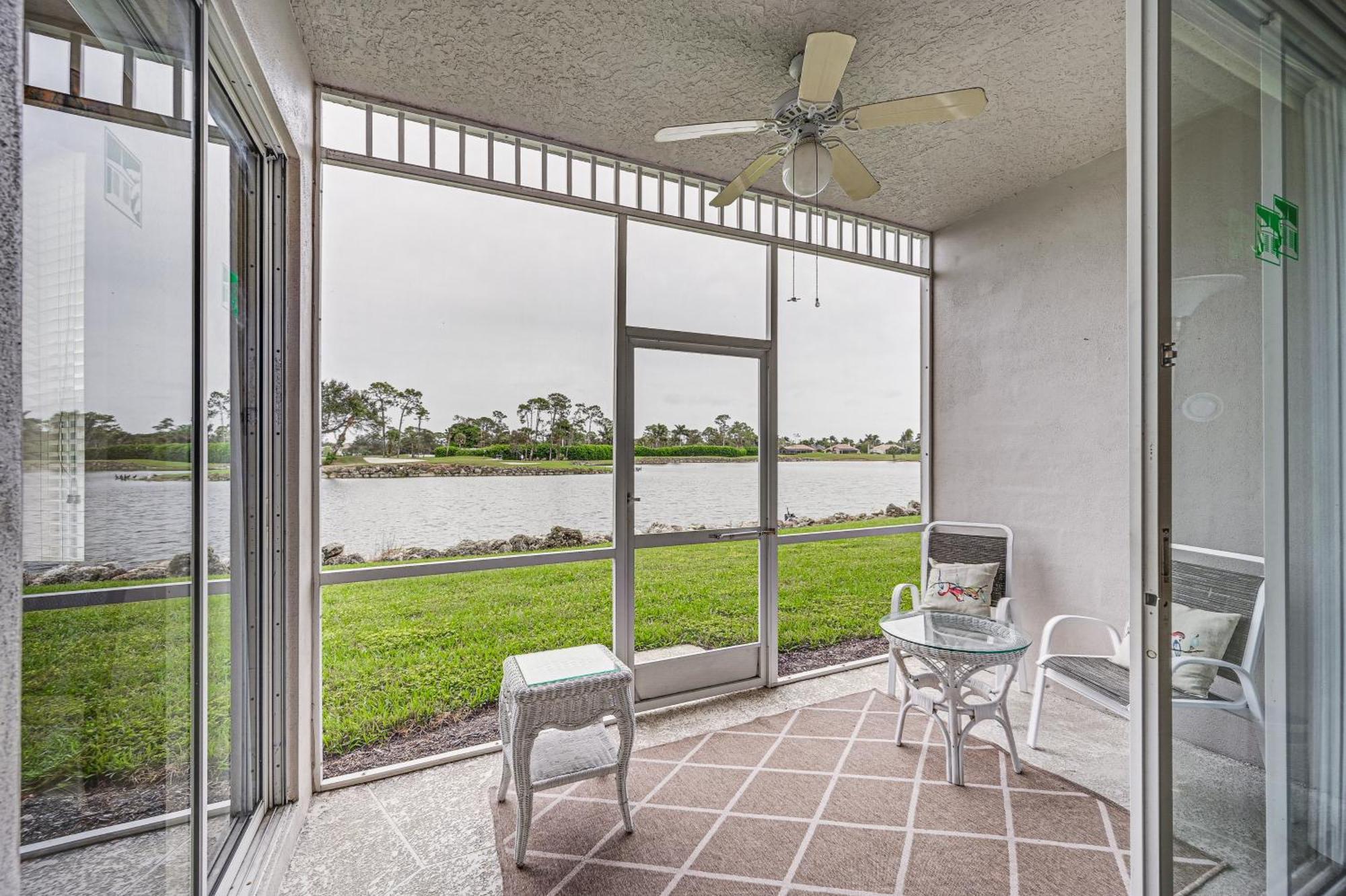 With Pond Views And Patio - Near Golf! Apartment Naples