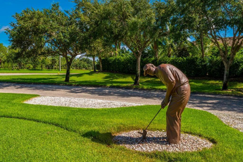 Luxurious Golf W/ Pool And Amenities! Naples