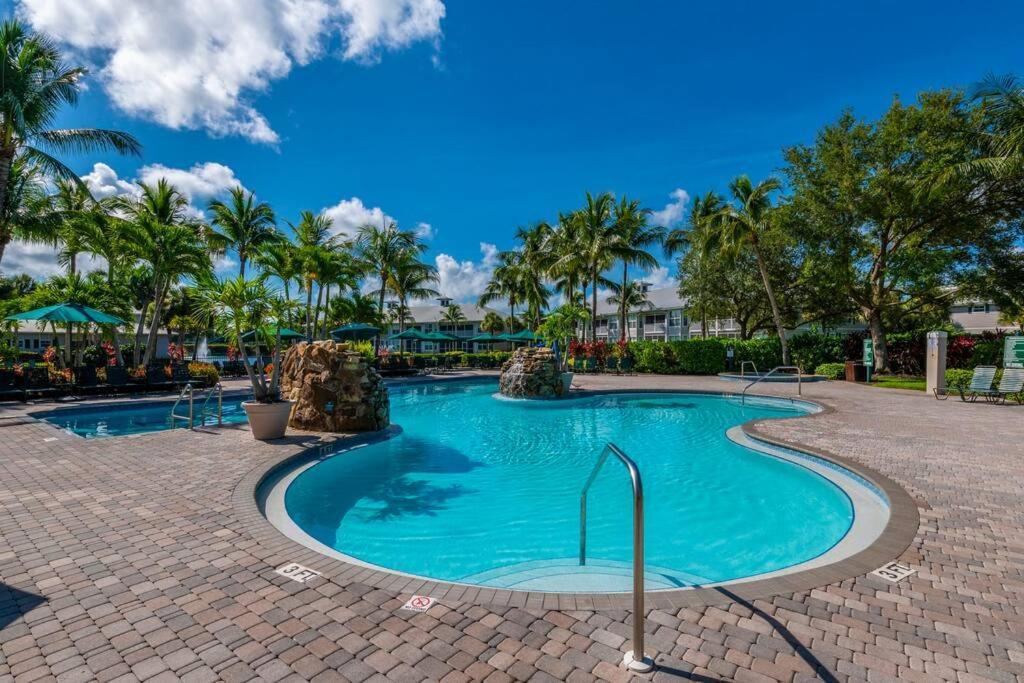 Villa Luxurious Golf W/ Pool And Amenities! *
