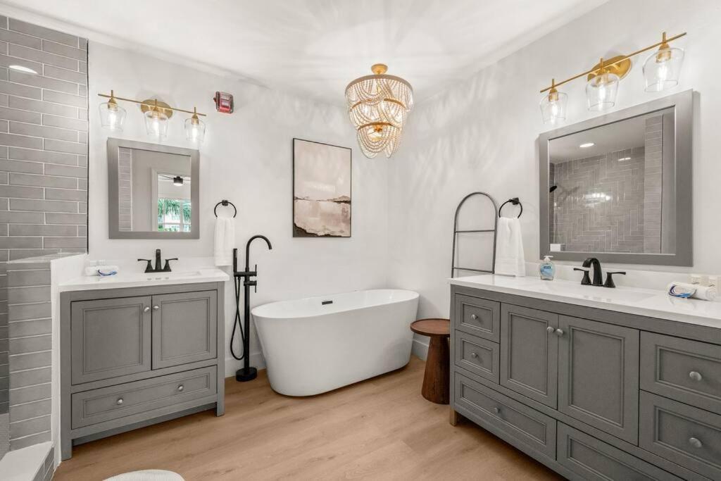 Luxurious Golf W/ Pool And Amenities! Naples