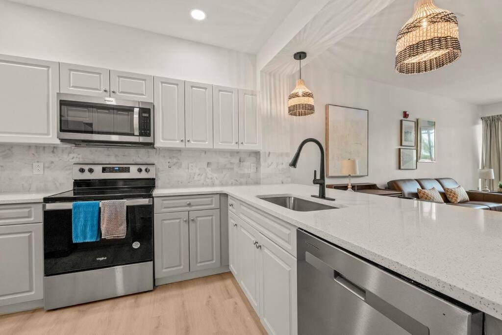 Luxurious Golf W/ Pool And Amenities!