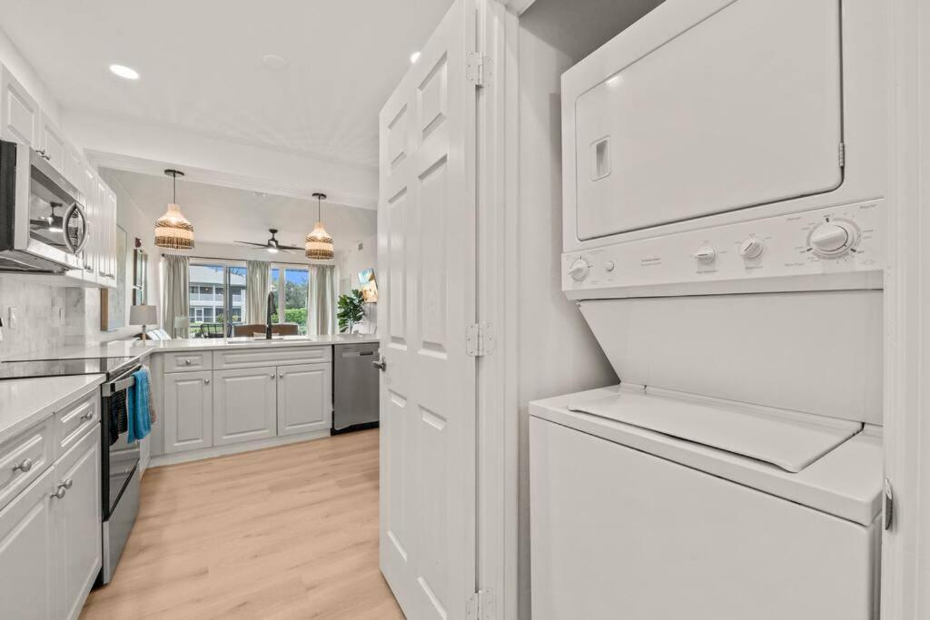 Luxurious Golf W/ Pool And Amenities! Naples