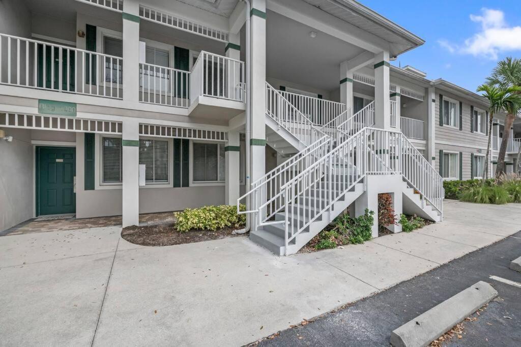 Villa Luxurious Golf W/ Pool And Amenities!