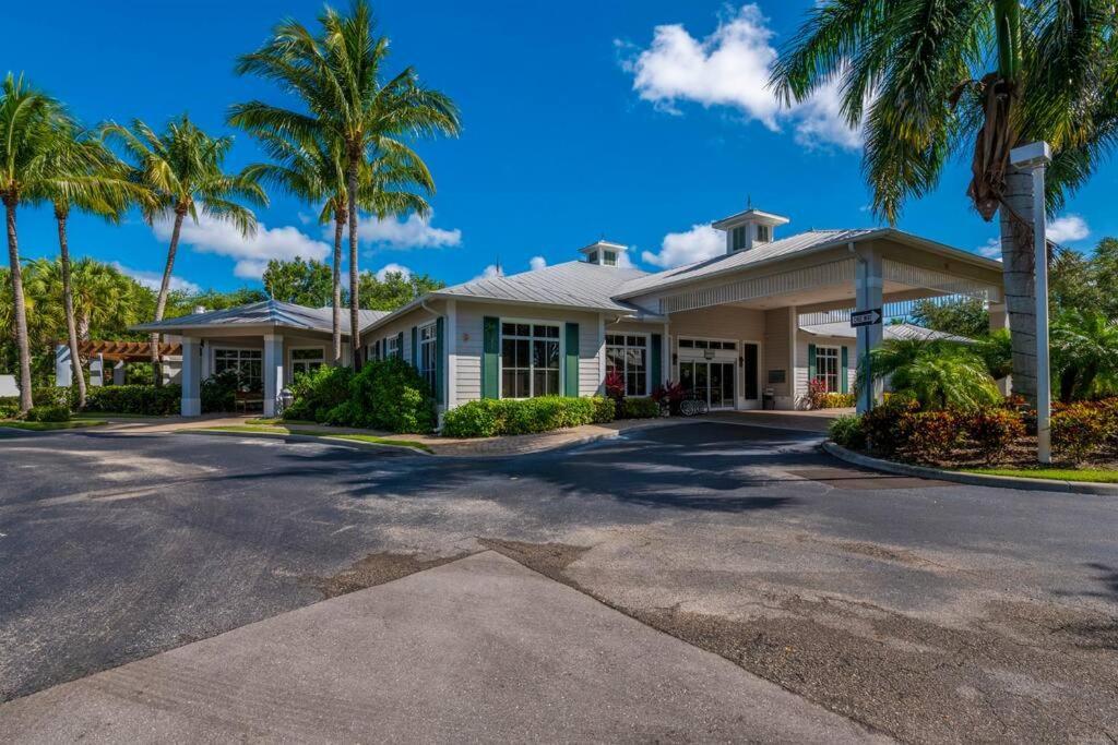 Luxurious Golf W/ Pool And Amenities! *