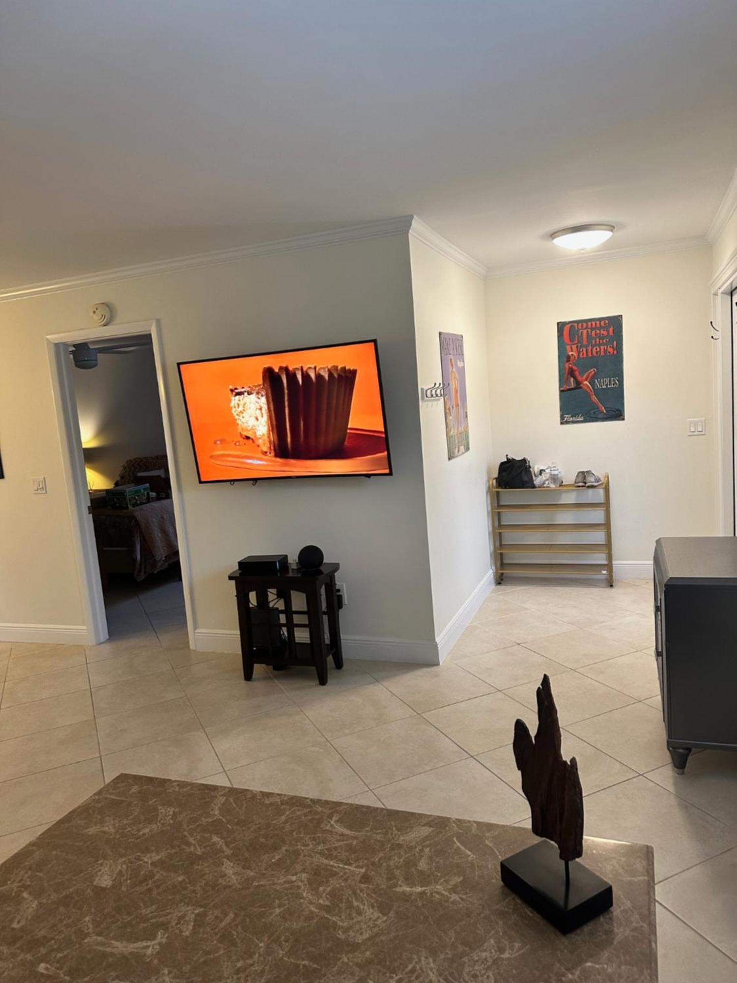 Freshly Remodeled 1970's Single Story Holiday home Naples