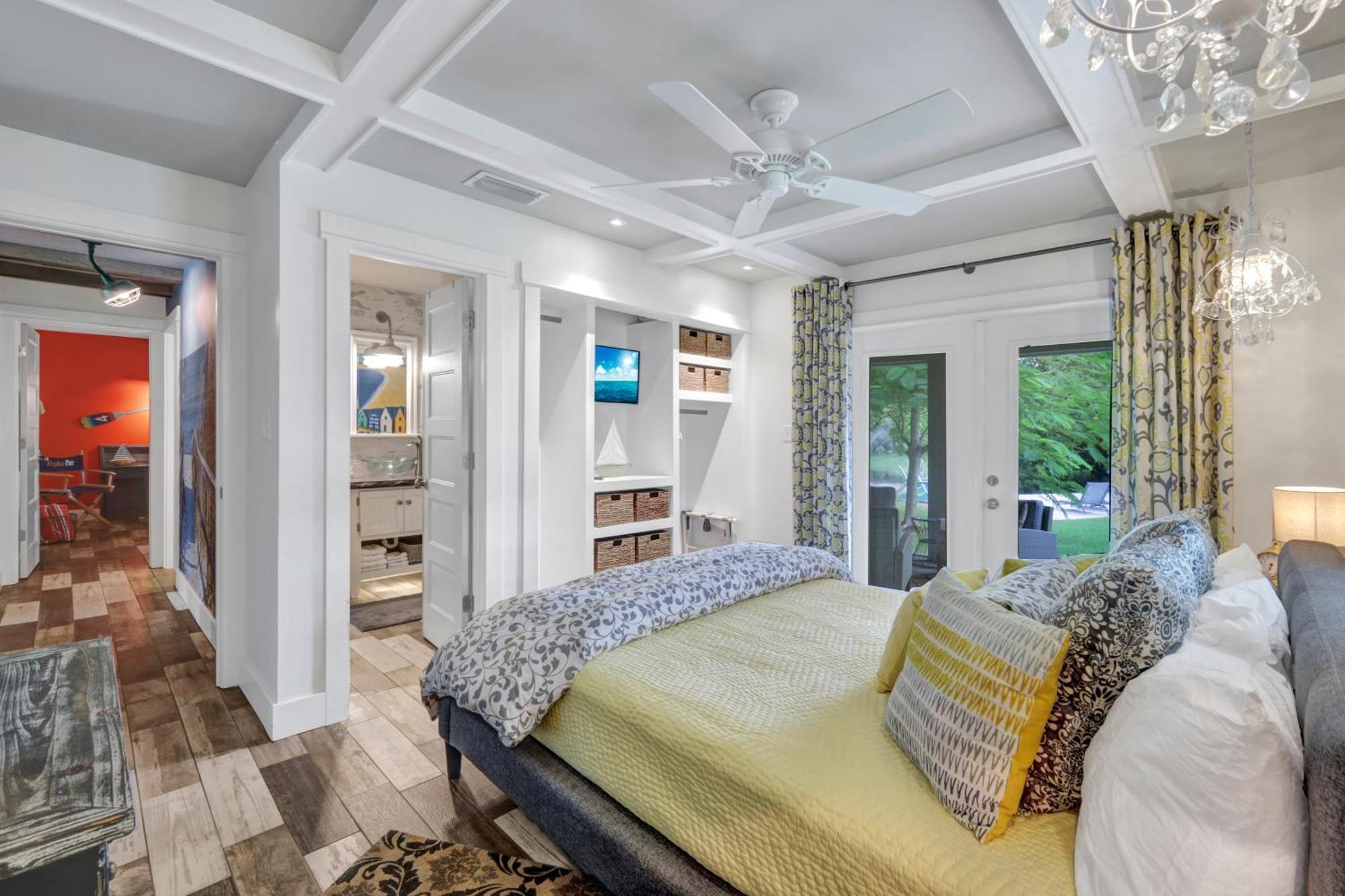 Coastal Vibes, Pickleball Court, One Mile To The Holiday home