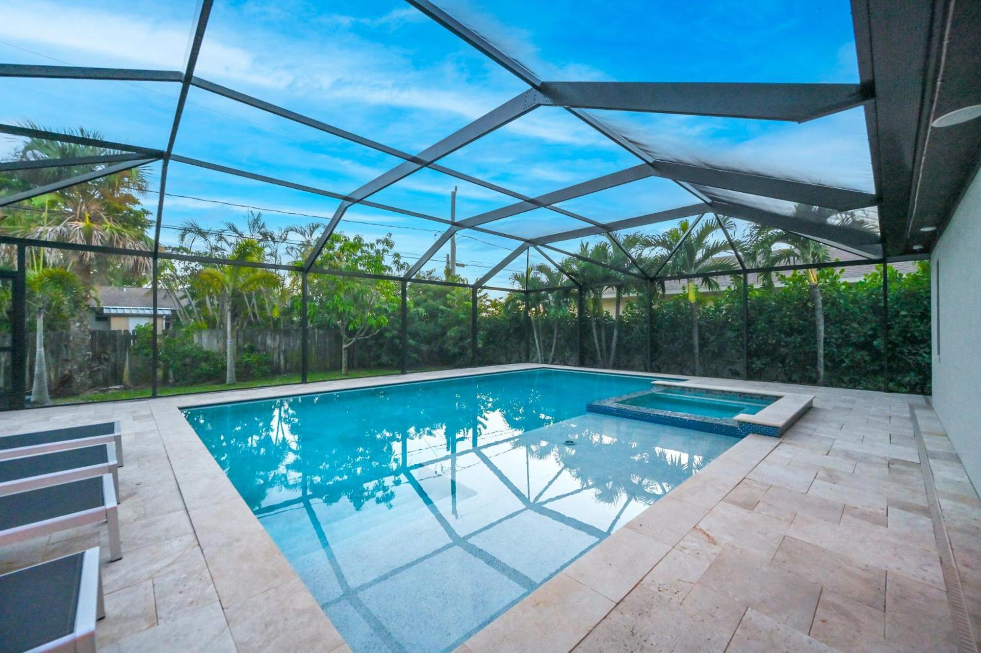Holiday home Tropical Hideaway - 1 Mi To Beaches!