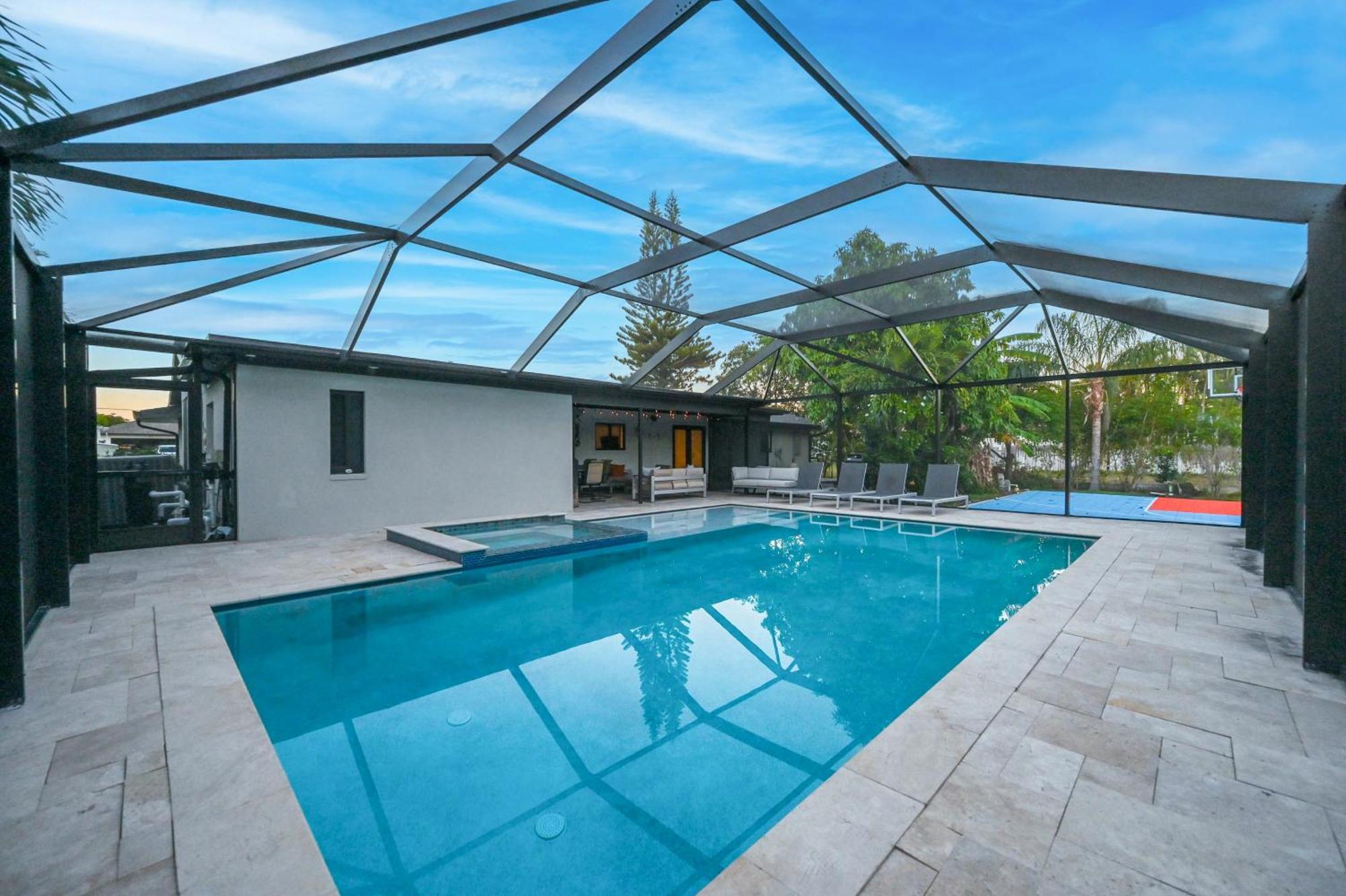 Tropical Hideaway - 1 Mi To Beaches!