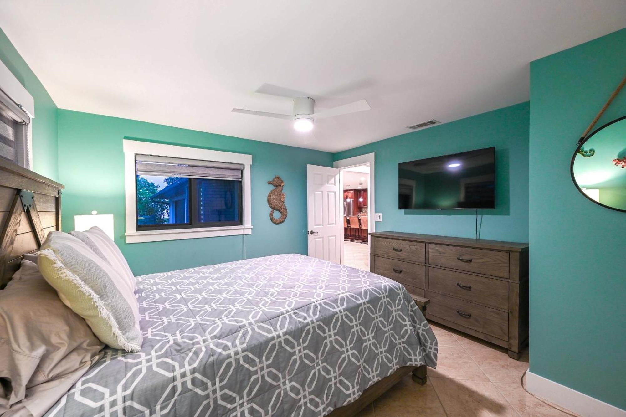 Tropical Hideaway - 1 Mi To Beaches! Holiday home *