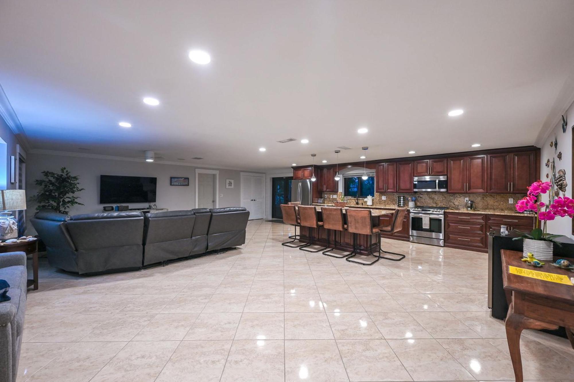 Holiday home Tropical Hideaway - 1 Mi To Beaches!