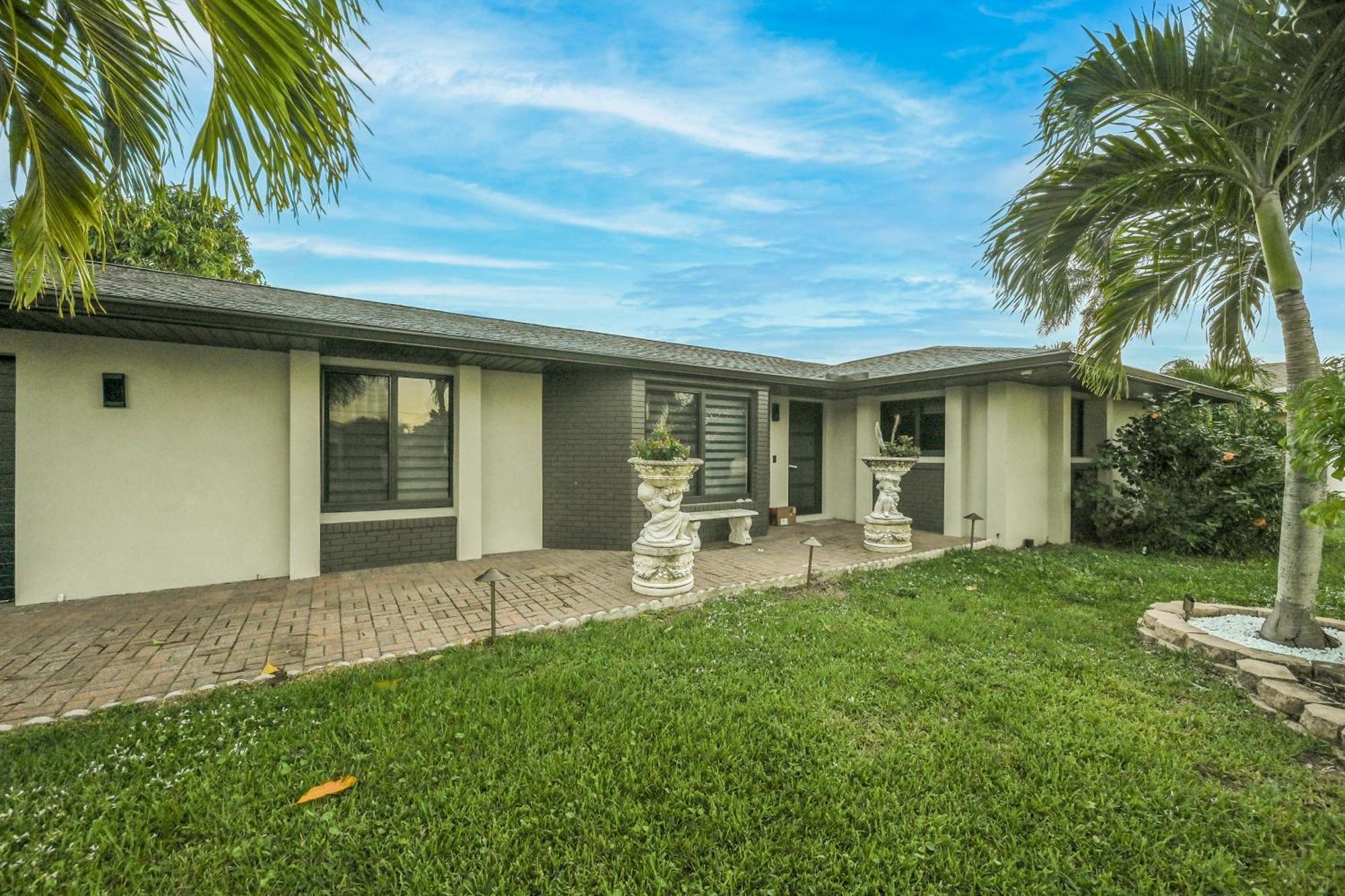 Holiday home Tropical Hideaway - 1 Mi To Beaches! *