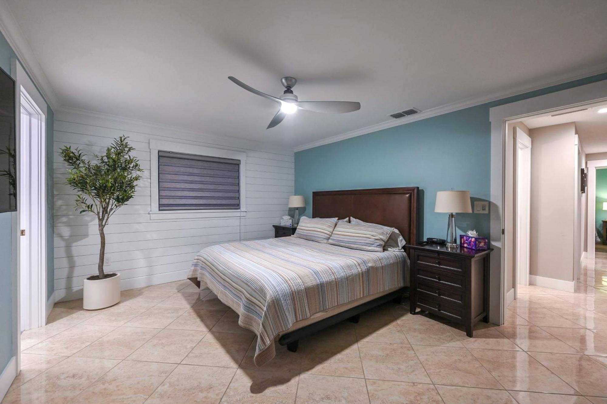 Tropical Hideaway - 1 Mi To Beaches! *