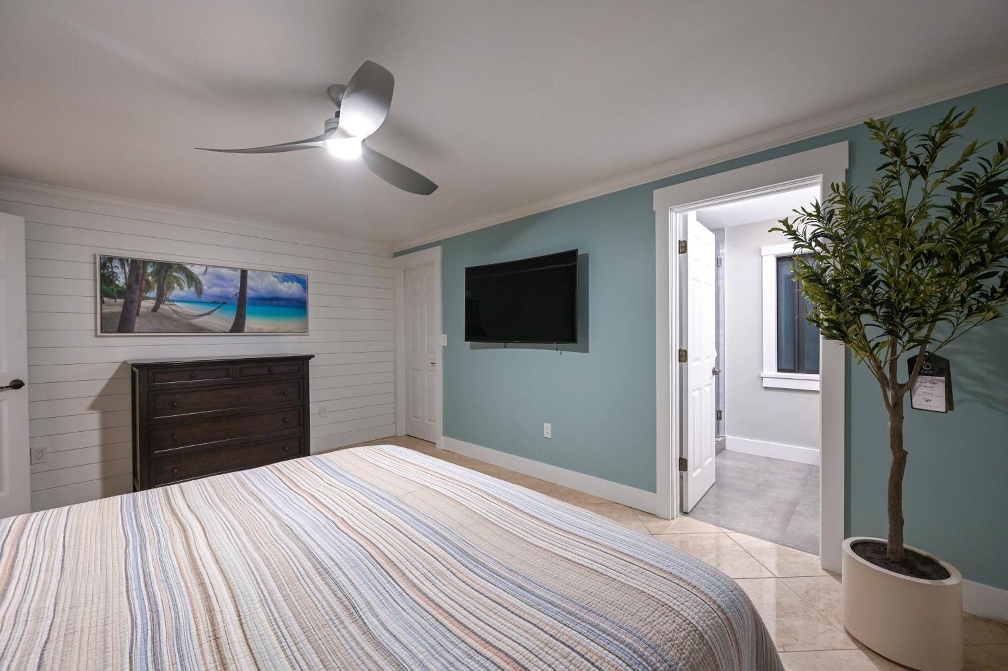 Tropical Hideaway - 1 Mi To Beaches!
