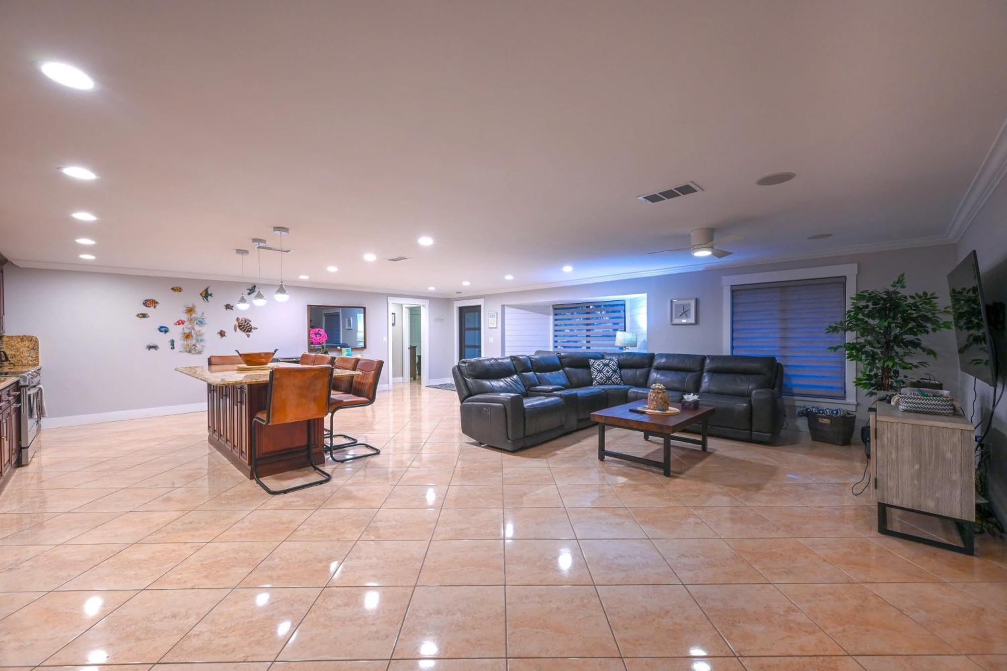 Tropical Hideaway - 1 Mi To Beaches! Holiday home *