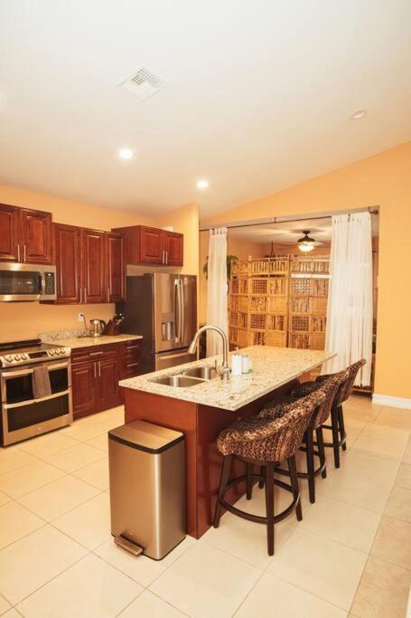 Tropical Paradise 3.5 Bd/3ba 10-min To