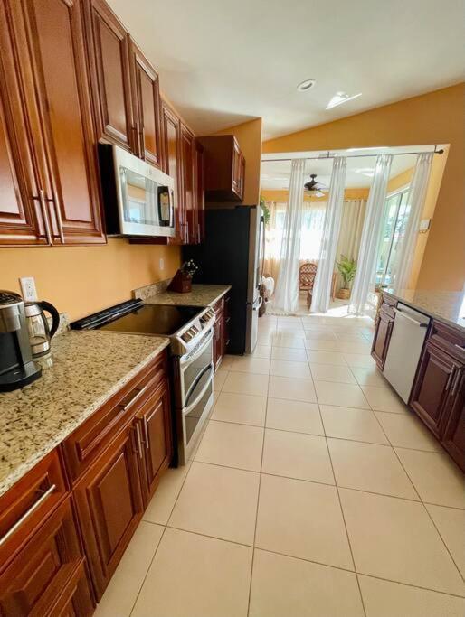Tropical Paradise 3.5 Bd/3ba 10-min To *