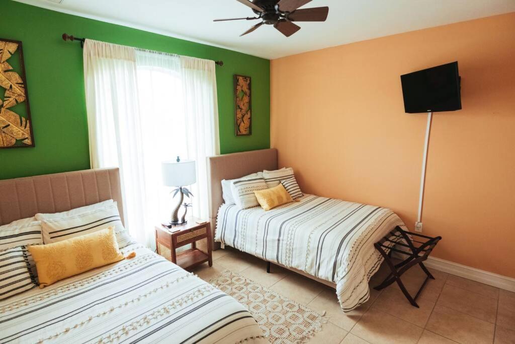 Tropical Paradise 3.5 Bd/3ba 10-min To *