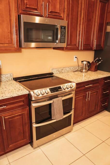 Villa Tropical Paradise 3.5 Bd/3ba 10-min To