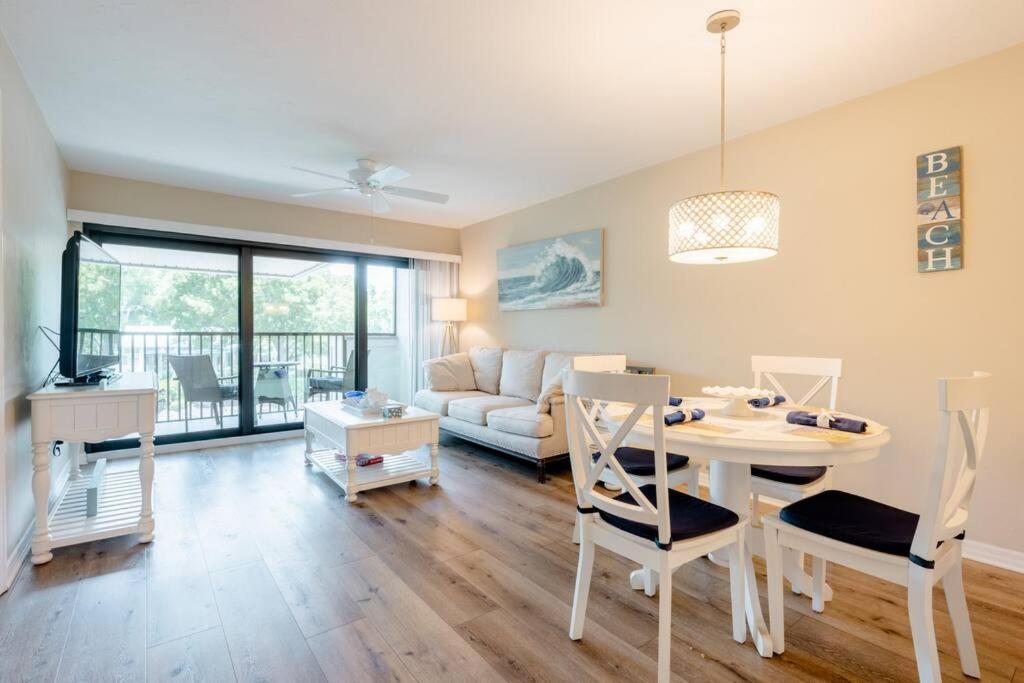 Park Shore Beautiful Floor 2bed 2bath Apartment