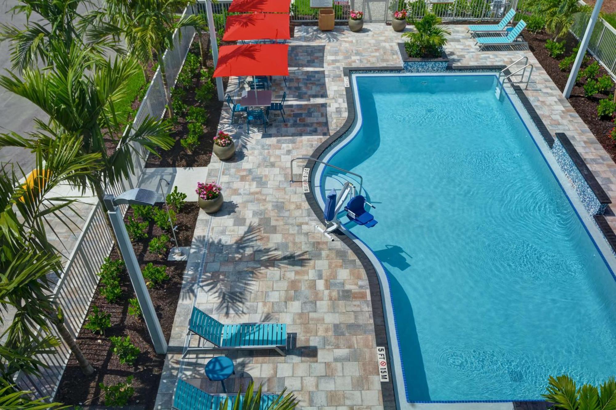 Hotel Home2 By Hilton I-75 Pine Ridge Road 3*