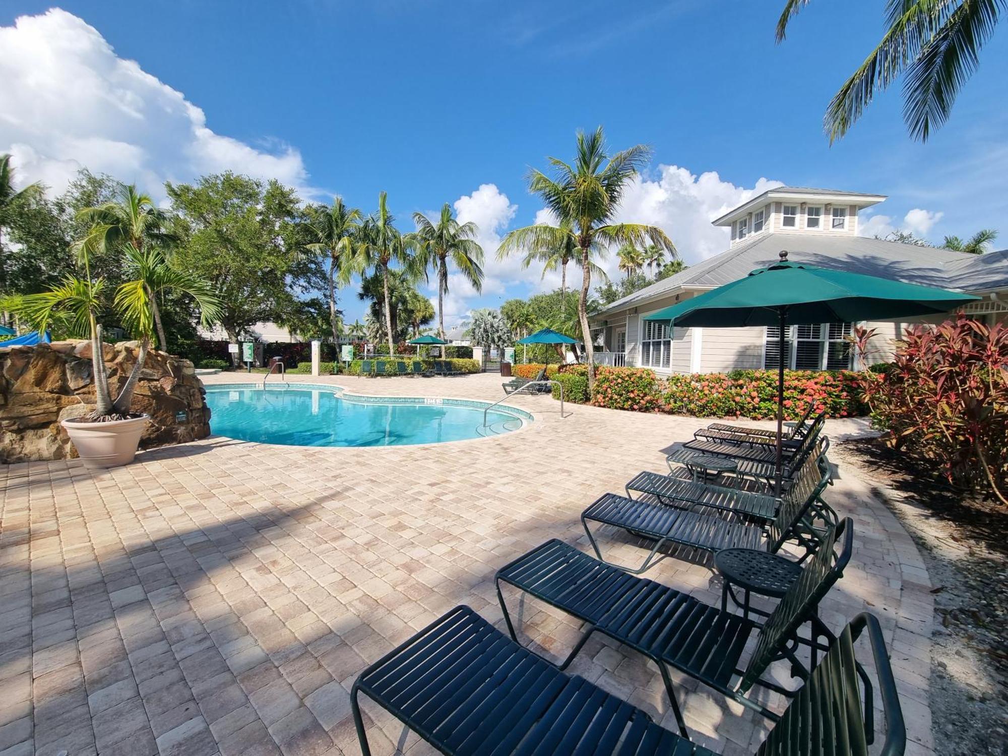 Stunning 2-bedroom Den In Greenlinks Apartment *