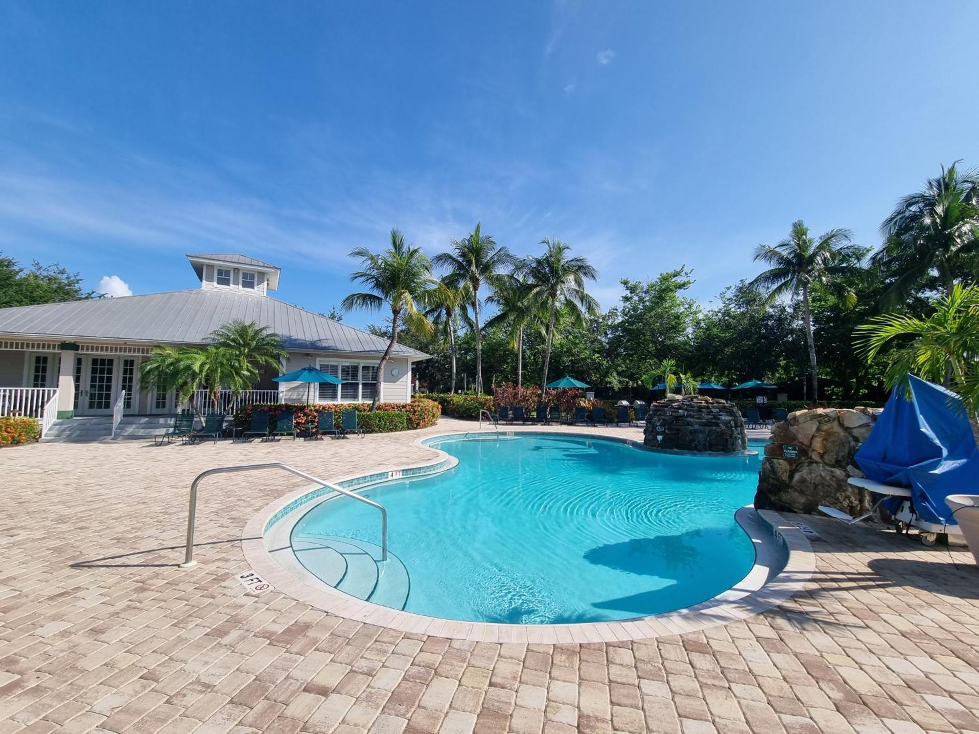 Apartment Stunning 2-bedroom Den In Greenlinks Naples