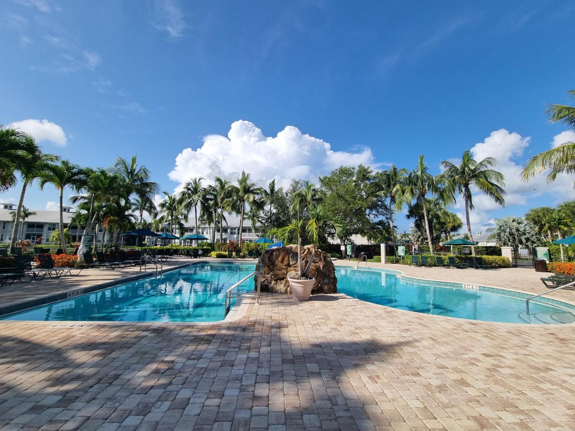 Apartment Stunning 2-bedroom Den In Greenlinks Naples