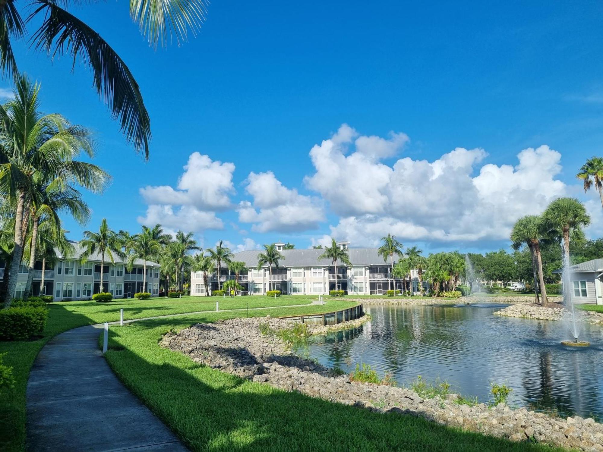 Apartment Stunning 2-bedroom Den In Greenlinks Naples