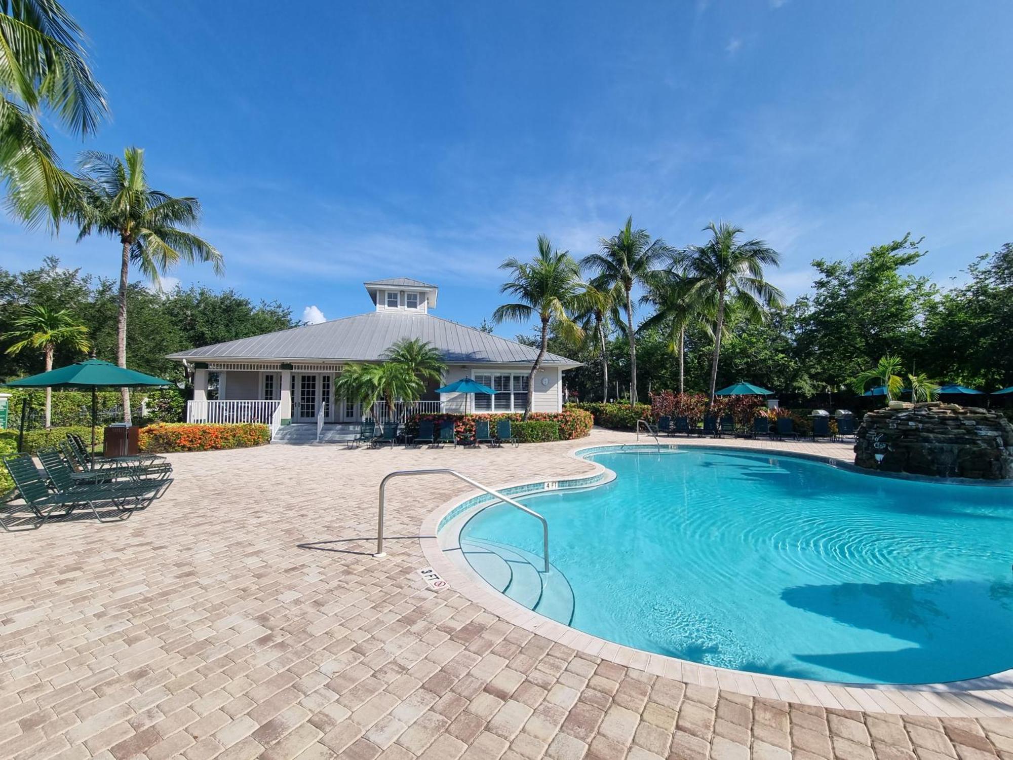 Stunning 2-bedroom Den In Greenlinks *