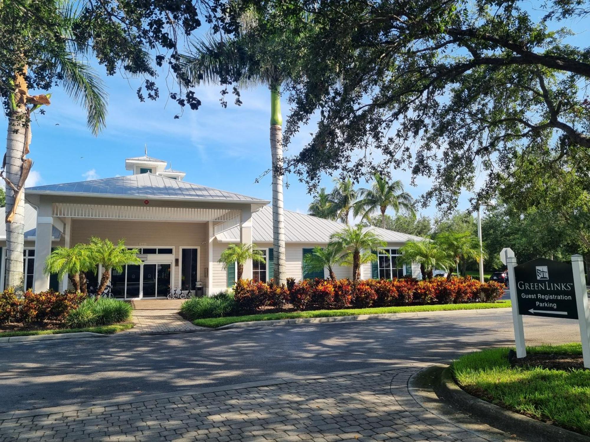 Stunning 2-bedroom Den In Greenlinks * Naples