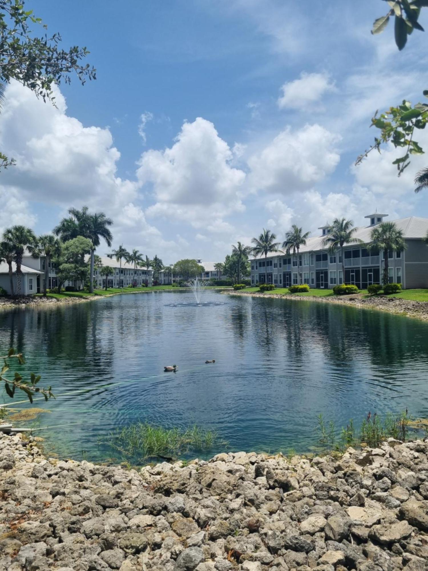 Stunning 2-bedroom Den In Greenlinks *