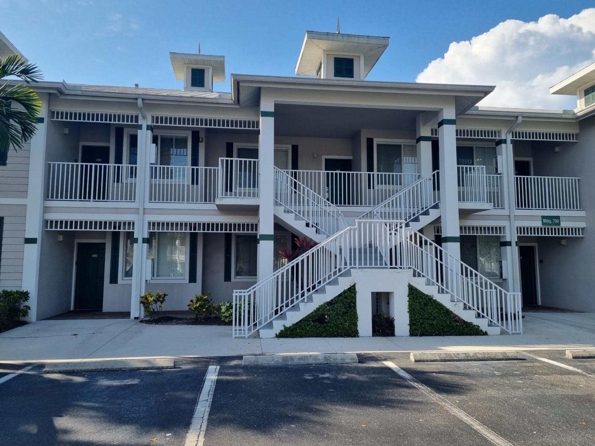 Apartment Stunning 2-bedroom Den In Greenlinks Naples