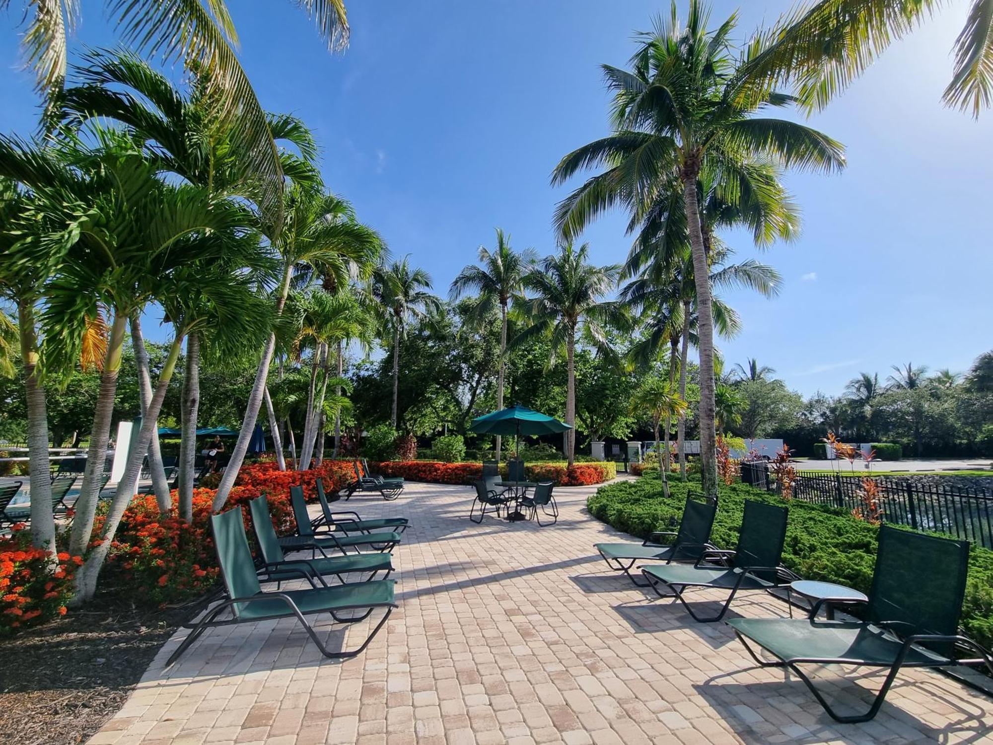 Stunning 2-bedroom Den In Greenlinks * Naples