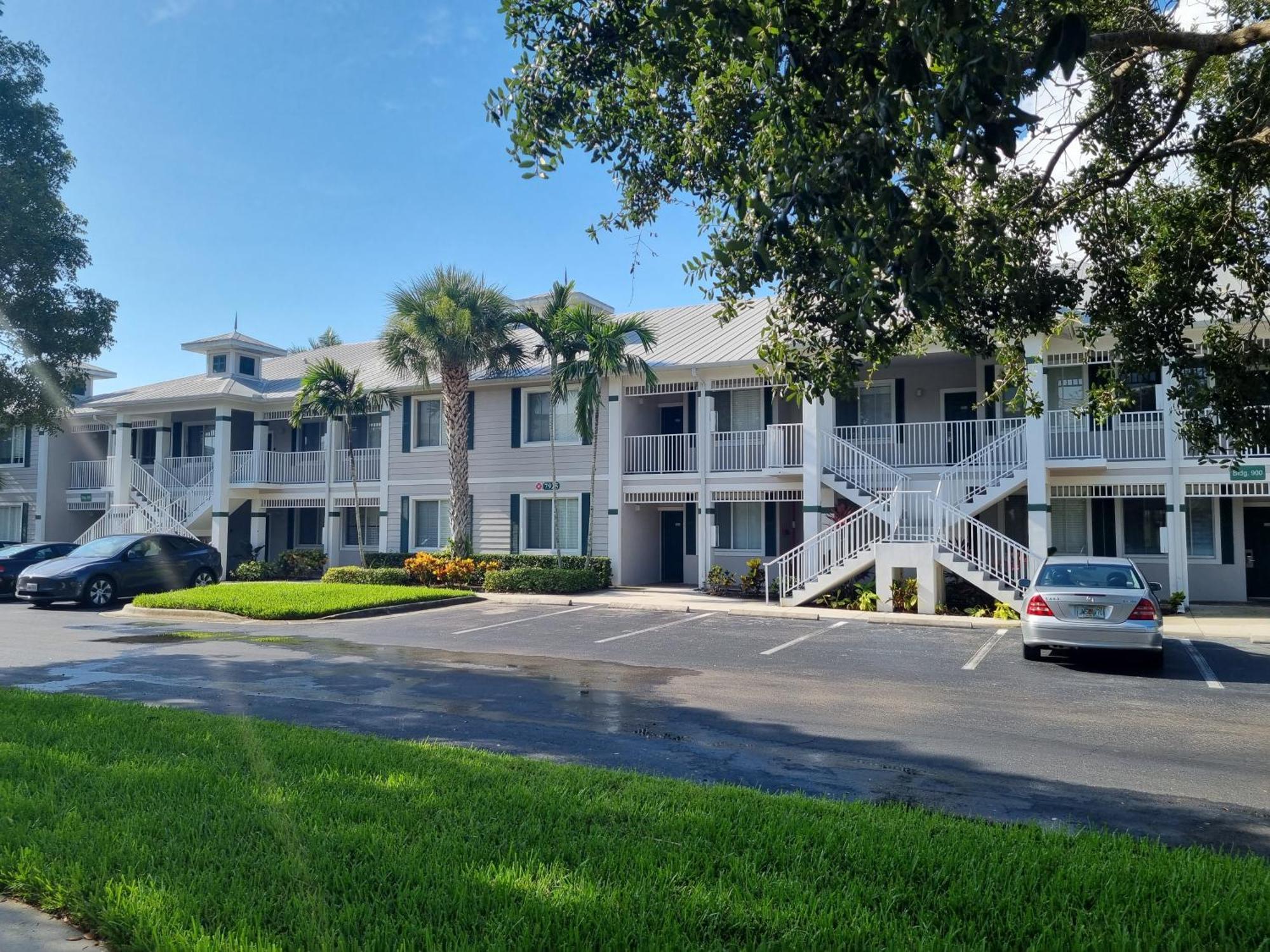 Apartment Stunning 2-bedroom Den In Greenlinks *