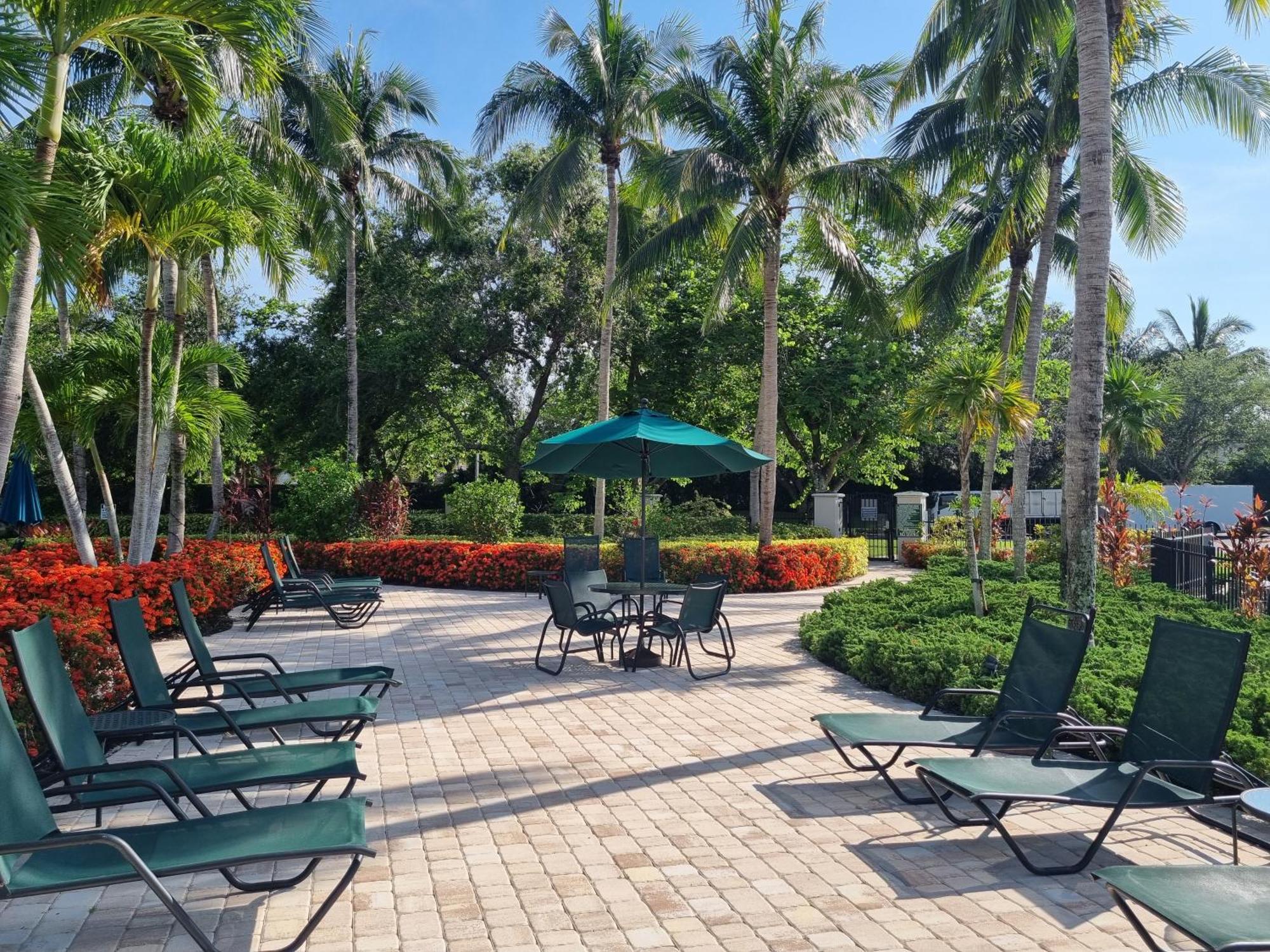 Stunning 2-bedroom Den In Greenlinks Apartment Naples